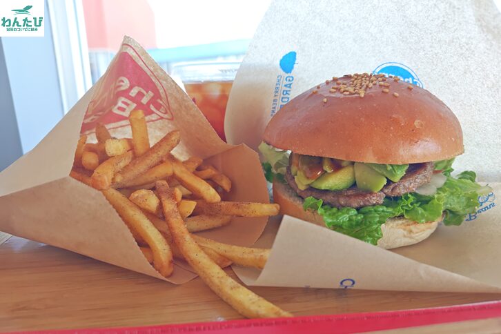 チェリービーンズのアボカドバーガーとポテト