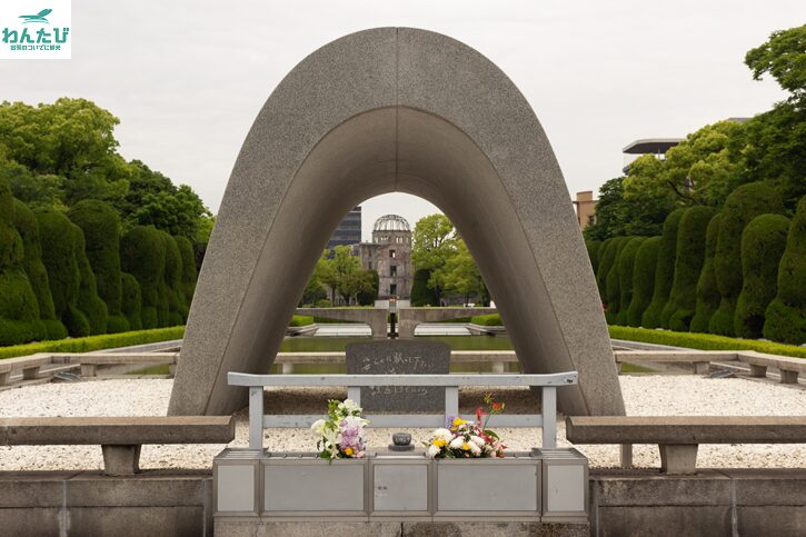 平和記念公園の広島平和都市記念碑(原爆死没者慰霊碑)